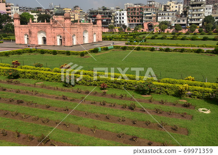 孟加拉國達卡未完成的城堡廢墟拉爾貝格堡美麗的花園和陵墓及周圍的城市景觀 69971359