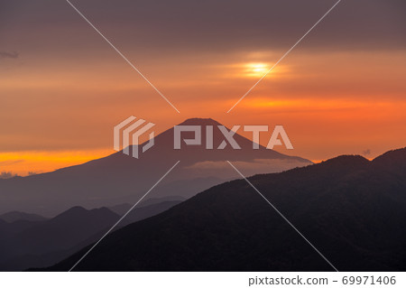 黃昏時分從大山藤見台眺望富士山的景色 黃昏時分從大山藤見台眺望富士山的景色 69971406