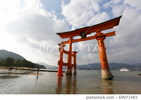 廣島縣秋季廿日市市秋之宮島大鳥居嚴島神社 廣島縣秋季廿日市市秋之宮島大鳥居嚴島神社 69971465
