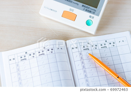 用血壓筆記本進行家庭血壓管理 用血壓筆記本進行家庭血壓管理 69972463