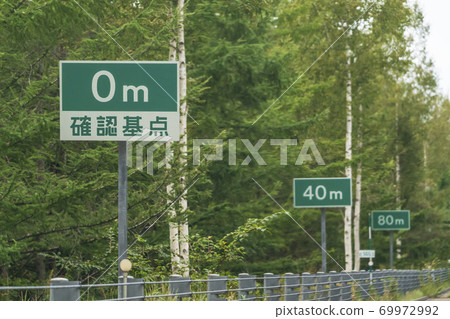 Highway inter-vehicle distance confirmation sign image 69972992