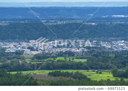 A bird's-eye view of Shintoku cityscape seen from Mt. Masuda, Shintoku-cho, Hokkaido A bird's-eye view of Shintoku cityscape seen from Mt. Masuda, Shintoku-cho, Hokkaido 69973123
