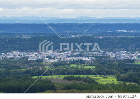A bird's-eye view of Shintoku cityscape seen from Mt. Masuda, Shintoku-cho, Hokkaido A bird's-eye view of Shintoku cityscape seen from Mt. Masuda, Shintoku-cho, Hokkaido 69973124