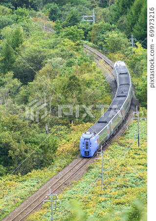 從增田山(283系列)北海道新得町看到的特快列車大空 從增田山(283系列)北海道新得町看到的特快列車大空 69973216