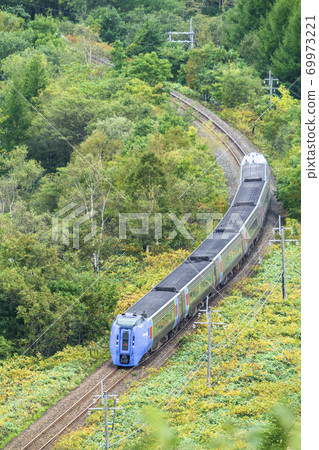 從增田山（283系列）北海道新得町看到的特快列車大空 69973221