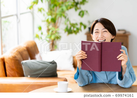Women Living Reading Relaxing Lifestyle Women Living Reading Relaxing Lifestyle 69974161