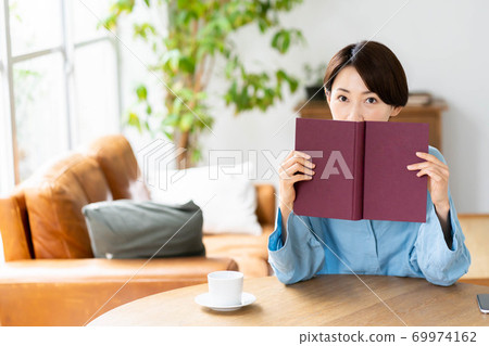 婦女的生活,閱讀,放鬆的生活方式 婦女的生活,閱讀,放鬆的生活方式 69974162