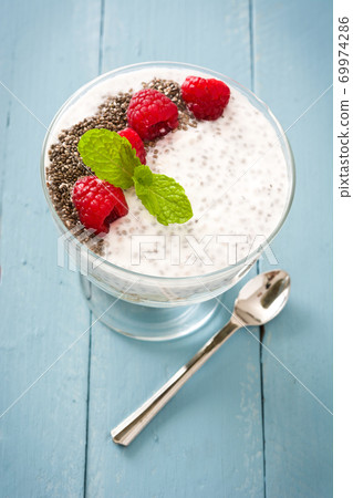 chia, yogurt, raspberries 69974286