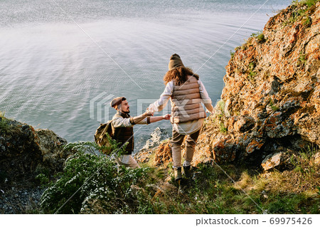 Assisting girlfriend to go down cliff 69975426