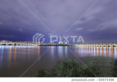 以樂天世界大廈為中心的漢江夜景 69975496