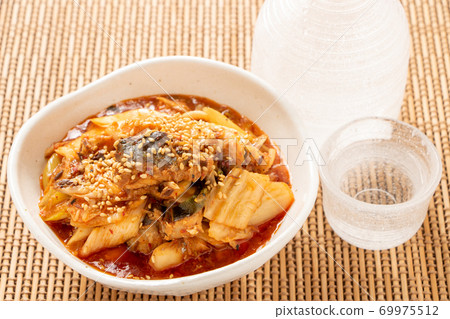 炒泡菜和鯖魚。日本清酒小吃的形象。 69975512