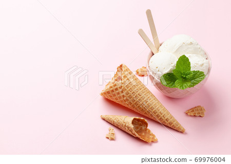 Homemade vanilla ice cream Homemade vanilla ice cream 69976004