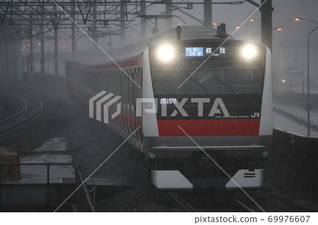 Keiyo Line E233系列在大雨中 69976607