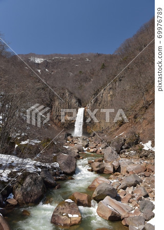 在春天的另一邊，在蔚藍的天空下，有100種選擇的日本瀑布與殘留的積雪，可欣賞納埃納瀑布 69976789