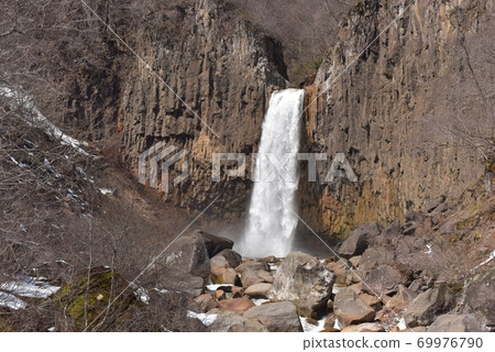 直觀的圖片式圖片。積雪的春天，參觀新潟縣妙高高原的那那瀑布 69976790