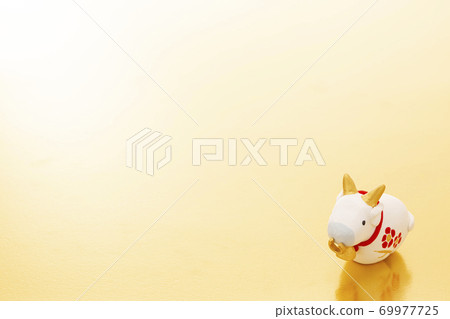 Ox accessory made of gold-backed New Year's card material Ox accessory made of gold-backed New Year's card material 69977725