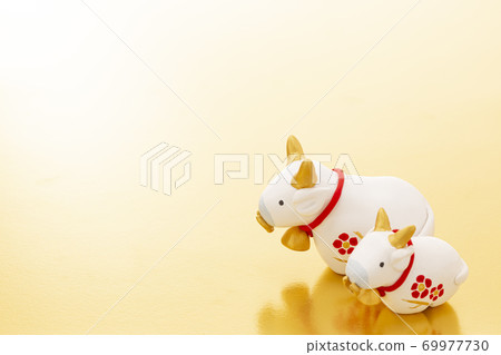 Ox accessory of gold bag material for New Year's cards_parent and child Ox accessory of gold bag material for New Year's cards_parent and child 69977730