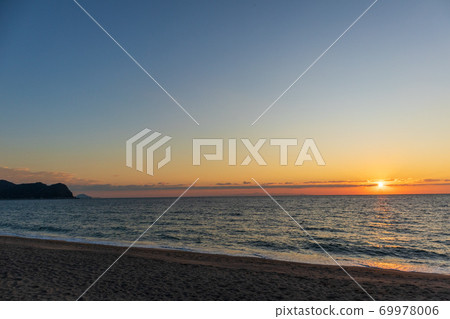 Sandy beach, horizon and sunset Sandy beach, horizon and sunset 69978006