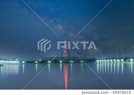 夢幻般的天堂河，池塘天空和星星的照明 69978019