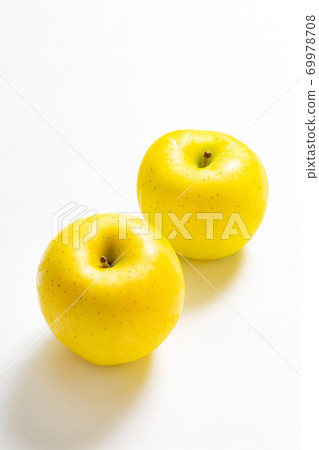 Yellow apple 69978708