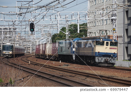 EF65拖曳連接貨運火車頭並在三洋本線明石站附近運行的貨運列車 EF65拖曳連接貨運火車頭並在三洋本線明石站附近運行的貨運列車 69979447