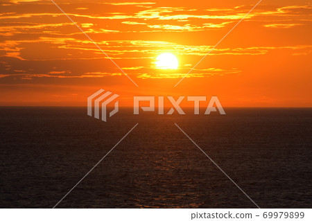 Sunset over the sea Sunset over the sea 69979899