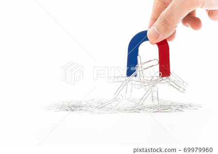 磁鐵和剪輯的白色背景 69979960