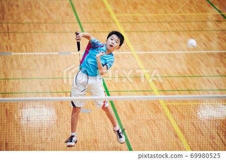 小學男孩打羽毛球比賽 69980525