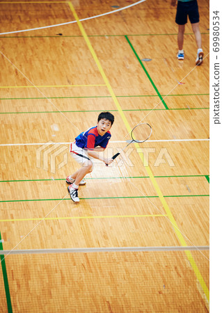 小學男孩打羽毛球比賽 小學男孩打羽毛球比賽 69980534