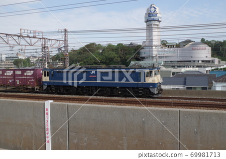 EF65拖走明石市天文科學博物館附近的貨運列車 EF65拖走明石市天文科學博物館附近的貨運列車 69981713