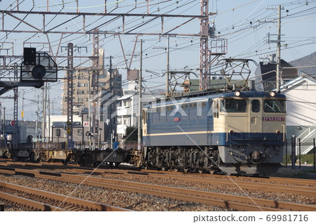 EF65拖曳三洋本線須磨海欣公園站附近的貨運列車 EF65拖曳三洋本線須磨海欣公園站附近的貨運列車 69981716
