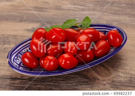 Red cherry tomatoes in the bowl Red cherry tomatoes in the bowl 69982237