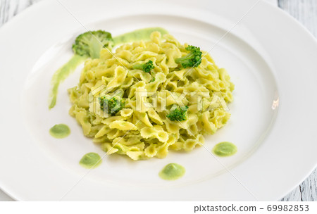 Pasta with broccoli 69982853