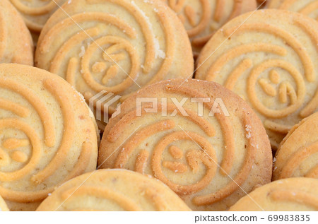 Close-up of a large number of round cookies with coconut filling 69983835
