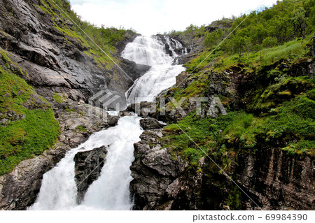 在從Muldar駐地到Fromm駐地的途中的Shoos瀑佈在挪威。 在從Muldar駐地到Fromm駐地的途中的Shoos瀑佈在挪威。 69984390