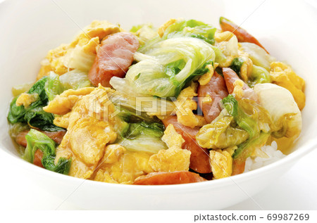 Stir-fried lettuce and wiener egg bowl 69987269