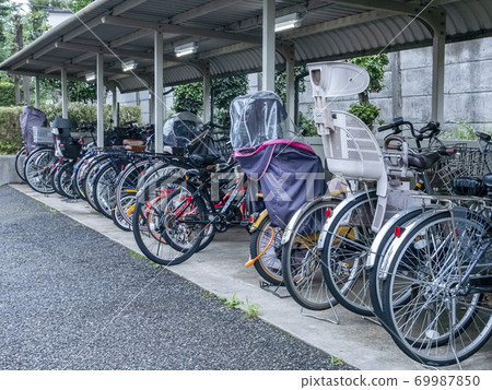 Covered bicycle storage in condominiums and apartments 69987850