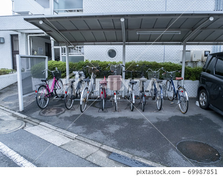 Covered bicycle storage in condominiums and apartments Covered bicycle storage in condominiums and apartments 69987851