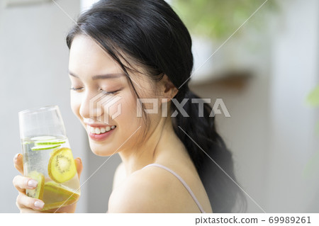 Women's lifestyle relaxing diet detox 69989261