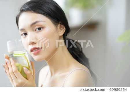 Women's lifestyle relaxing diet detox 69989264