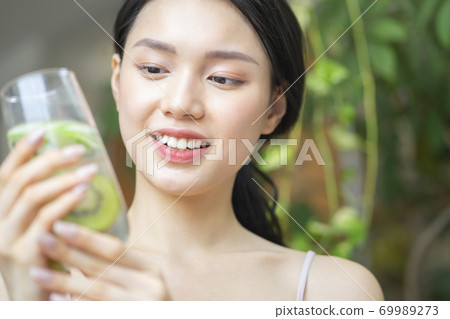 Women's lifestyle relaxing diet detox 69989273
