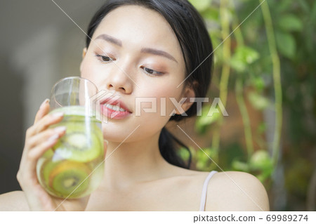 Women's lifestyle relaxing diet detox 69989274