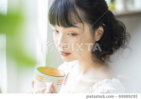 Female lifestyle relaxing tea time 69989295