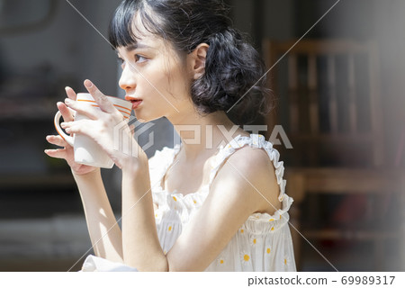 Female lifestyle relaxing tea time Female lifestyle relaxing tea time 69989317