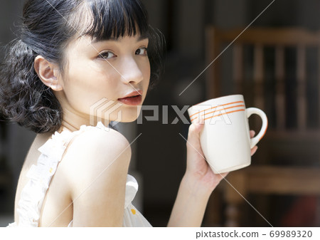 Female lifestyle relaxing tea time 69989320