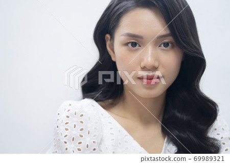 Female beauty portrait 69989321