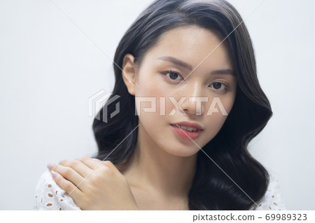 Female beauty portrait 69989323