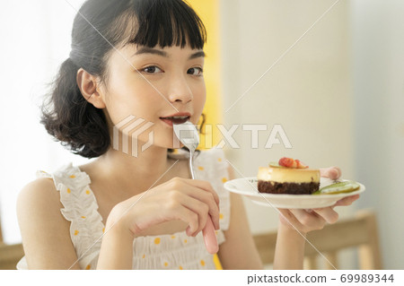 Female lifestyle relaxing tea time 69989344