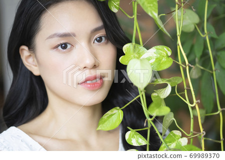 Female beauty portrait 69989370