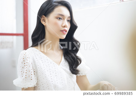 Female beauty portrait 69989385